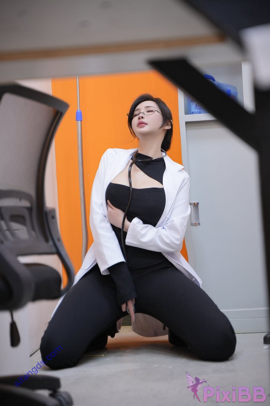 In app purchase without watermark Zhou Yan Xi Yanxi Xiuren website model The plot of a female doctor seducing patient Half naked mask PixiBB.COM 011