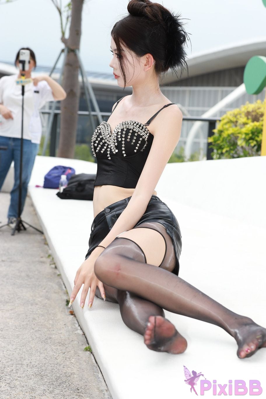 Featured Street Photography Works No.5947 slender long legs with black stockings PixiBB.COM 066
