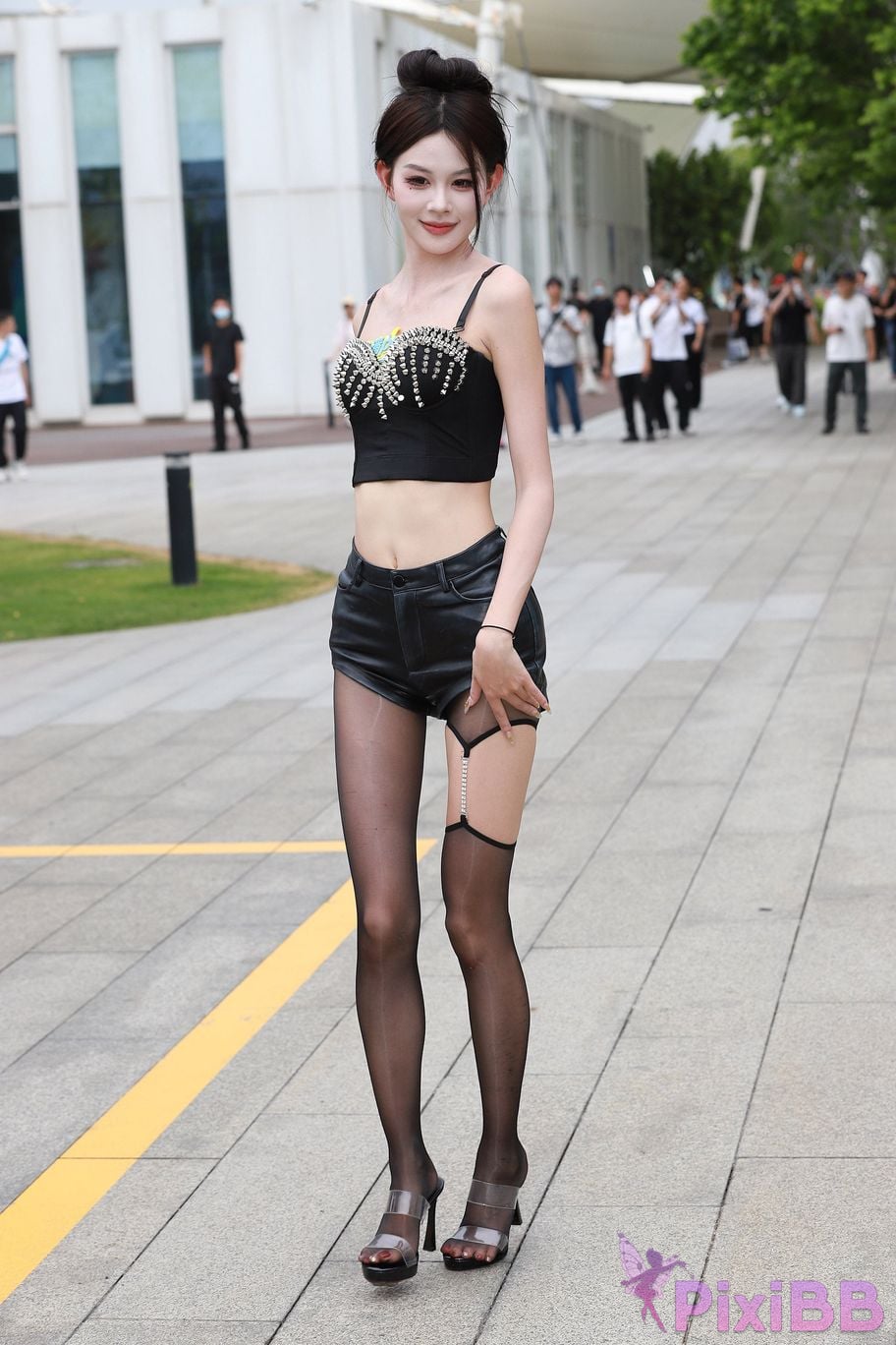 Featured Street Photography Works No.5947 slender long legs with black stockings PixiBB.COM 246