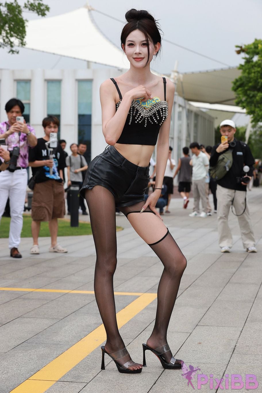 Featured Street Photography Works No.5947 slender long legs with black stockings PixiBB.COM 300