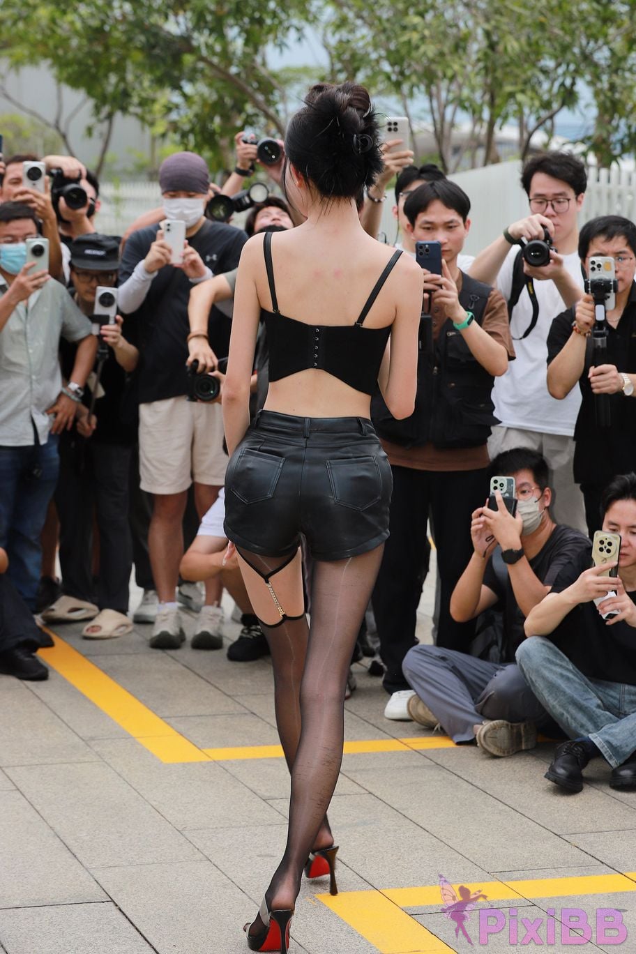 Featured Street Photography Works No.5947 slender long legs with black stockings PixiBB.COM 305