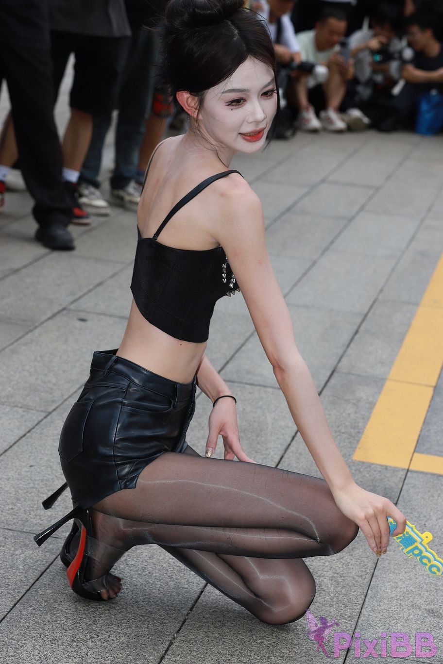 Featured Street Photography Works No.5947 slender long legs with black stockings PixiBB.COM 319
