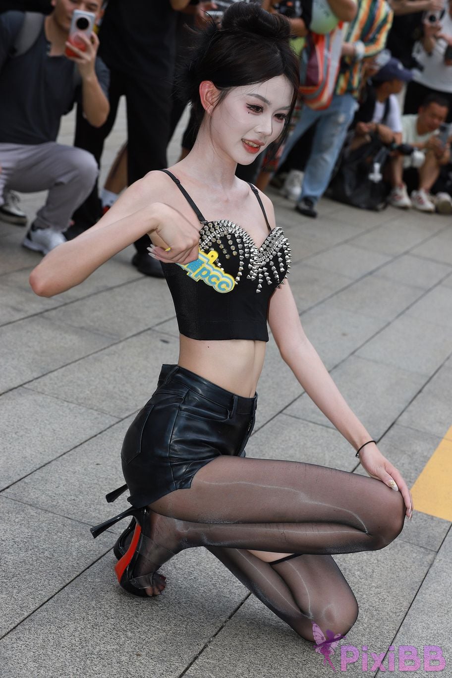 Featured Street Photography Works No.5947 slender long legs with black stockings PixiBB.COM 321