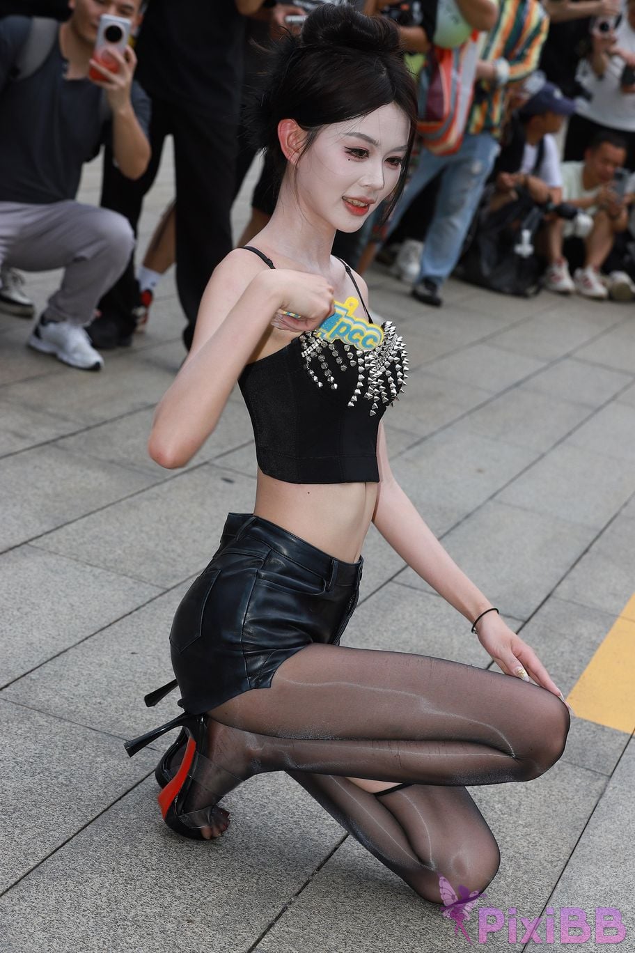 Featured Street Photography Works No.5947 slender long legs with black stockings PixiBB.COM 322