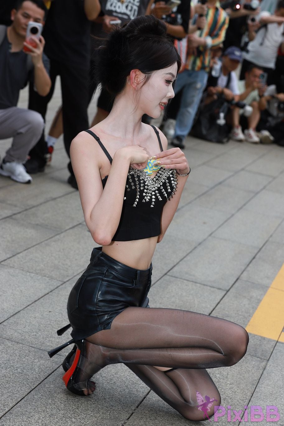 Featured Street Photography Works No.5947 slender long legs with black stockings PixiBB.COM 323
