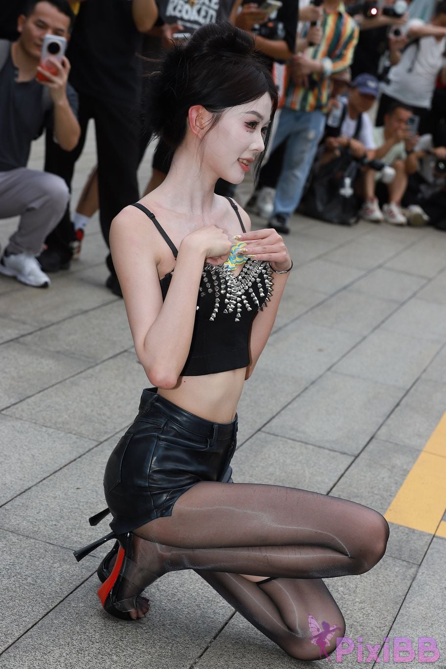 Featured Street Photography Works No.5947 slender long legs with black stockings PixiBB.COM 324
