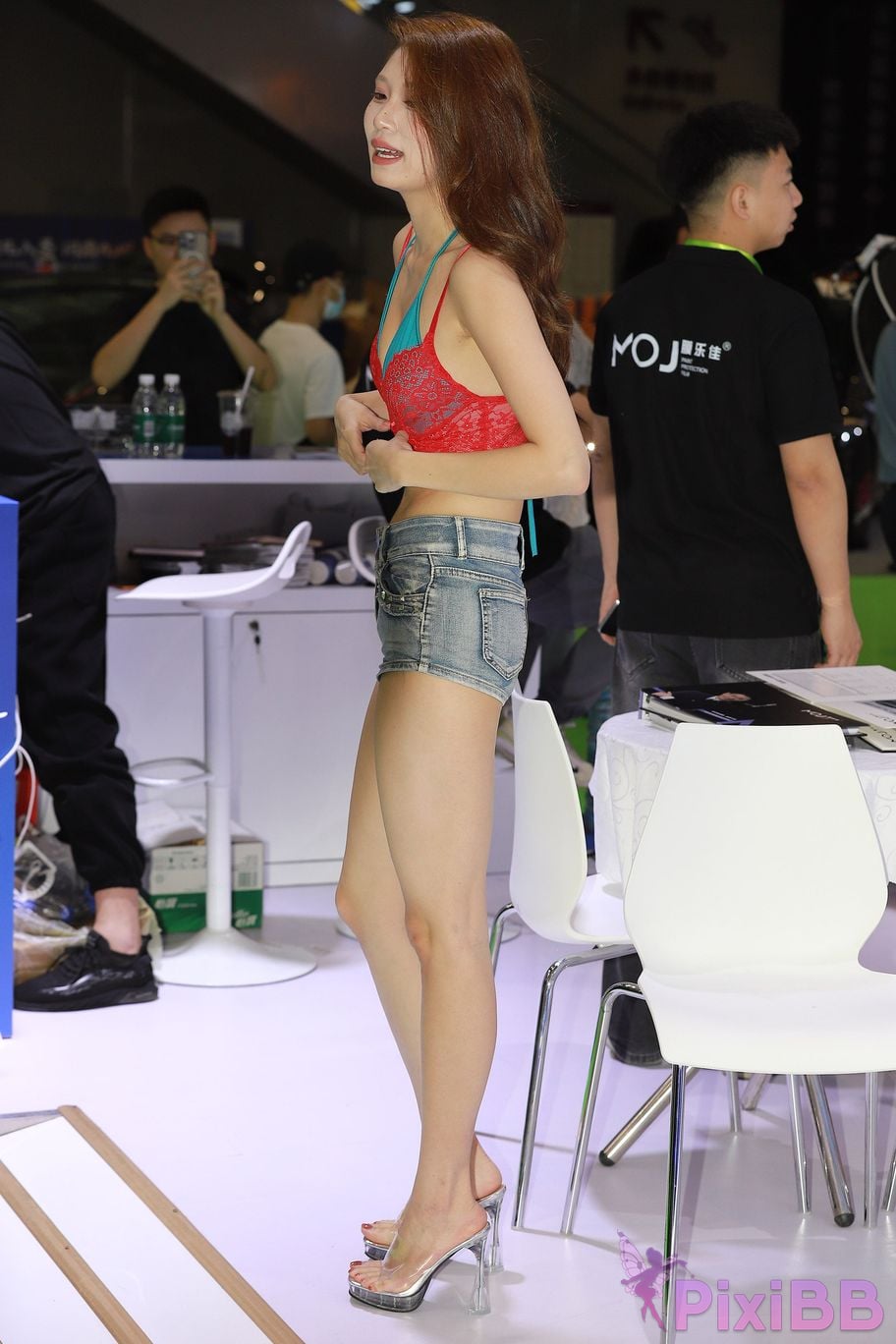 Featured Street Photography Works No.5952 Hot pants with beautiful legs and small suspenders PixiBB.COM 104