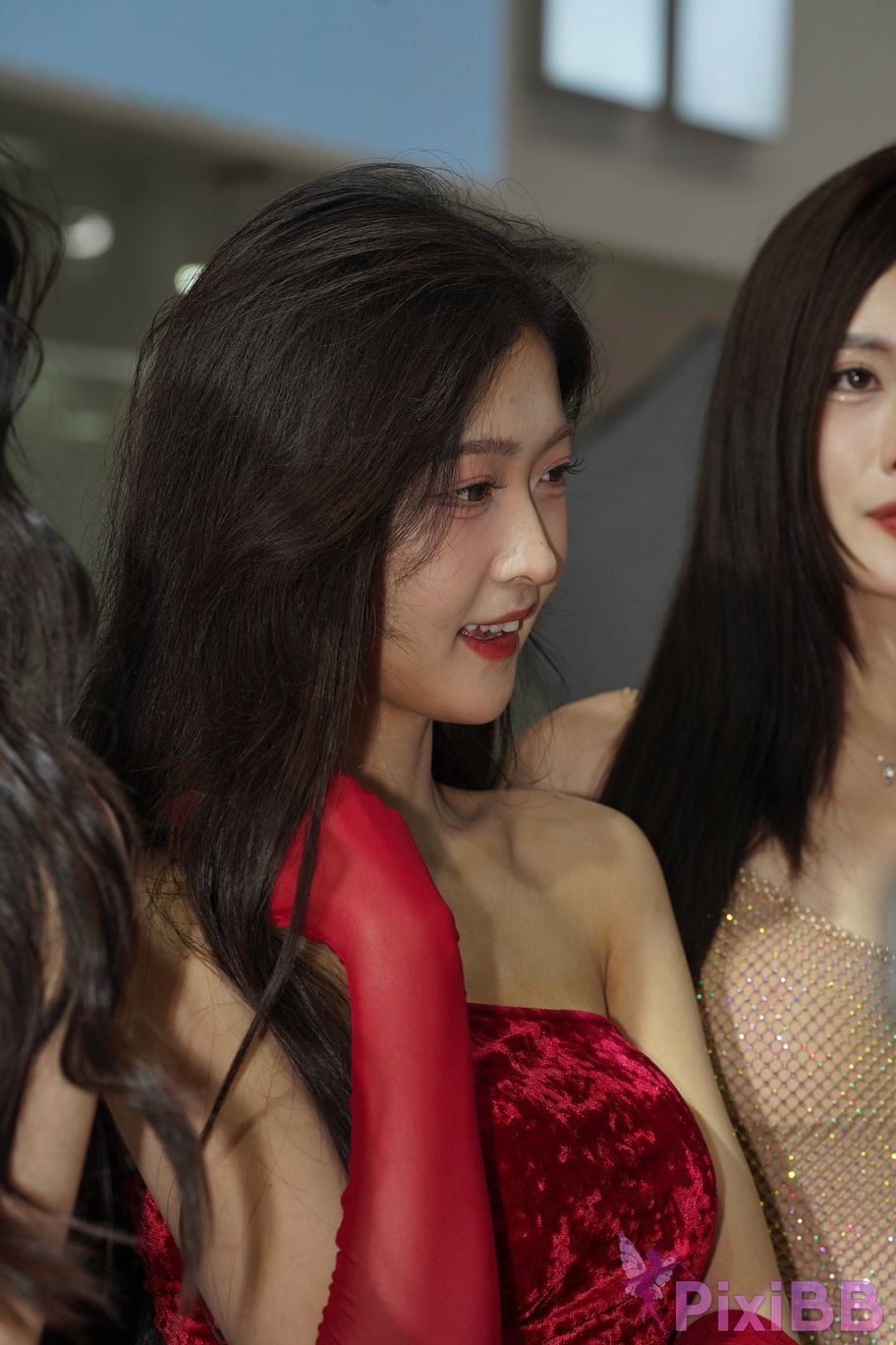 Featured Street Photography Works No.5957 Ren Mianmian in a bright red dress PixiBB.COM 001
