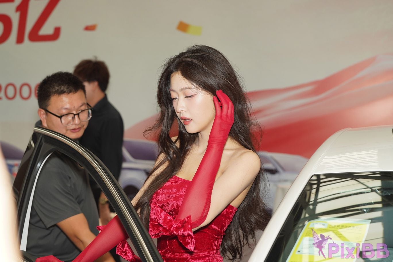 Featured Street Photography Works No.5957 Ren Mianmian in a bright red dress PixiBB.COM 110
