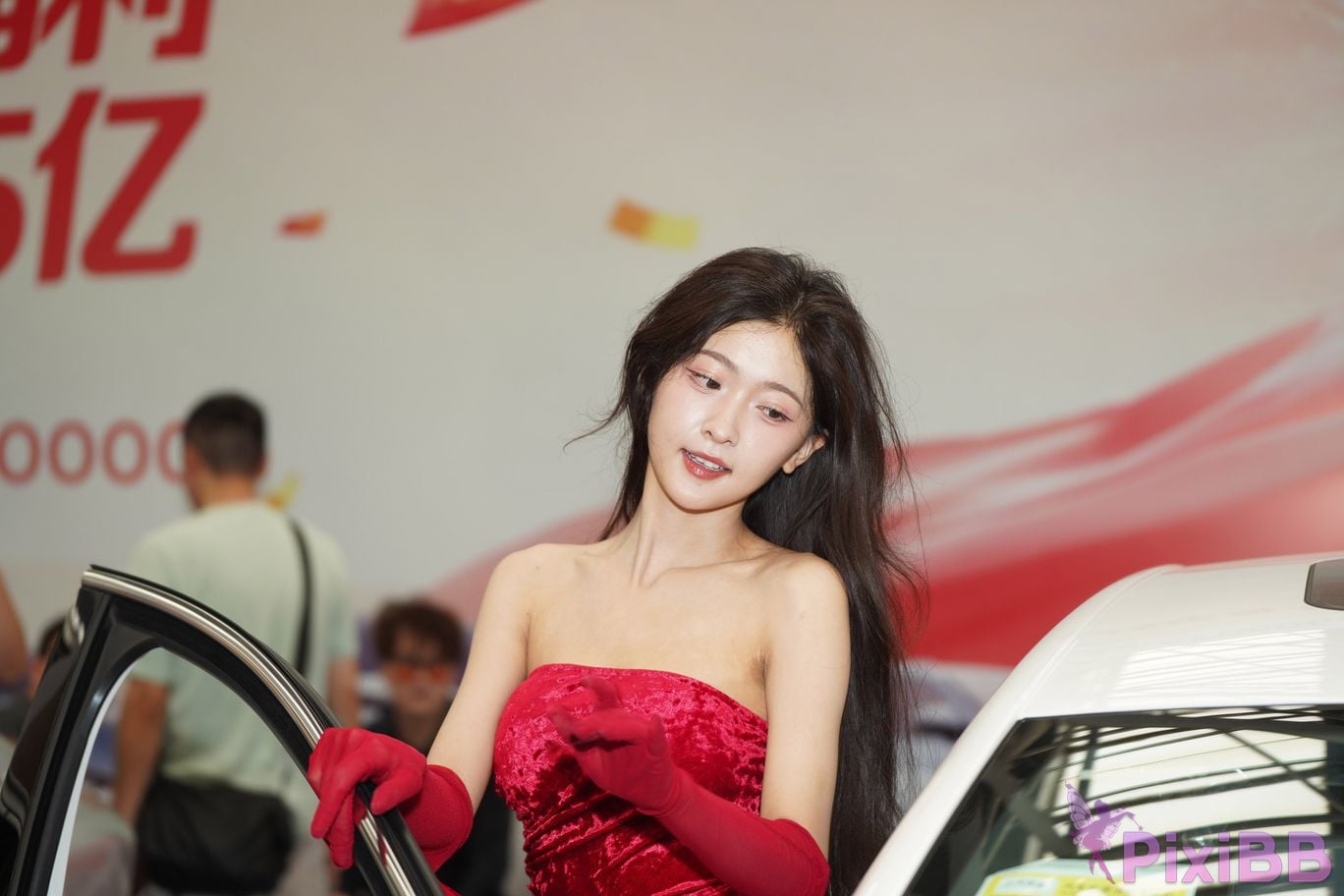 Featured Street Photography Works No.5957 Ren Mianmian in a bright red dress PixiBB.COM 123