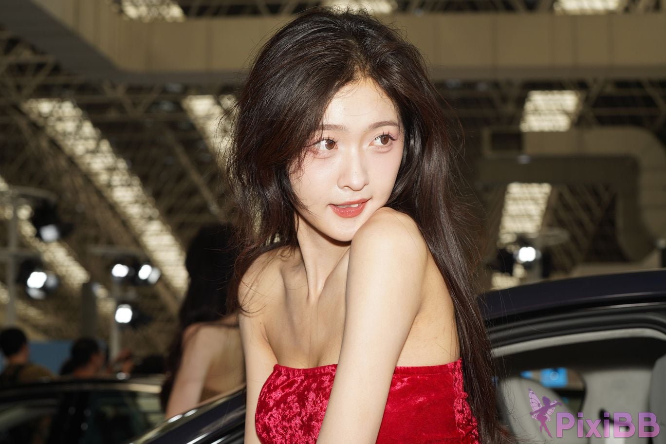 Featured Street Photography Works No.5957 Ren Mianmian in a bright red dress PixiBB.COM 127