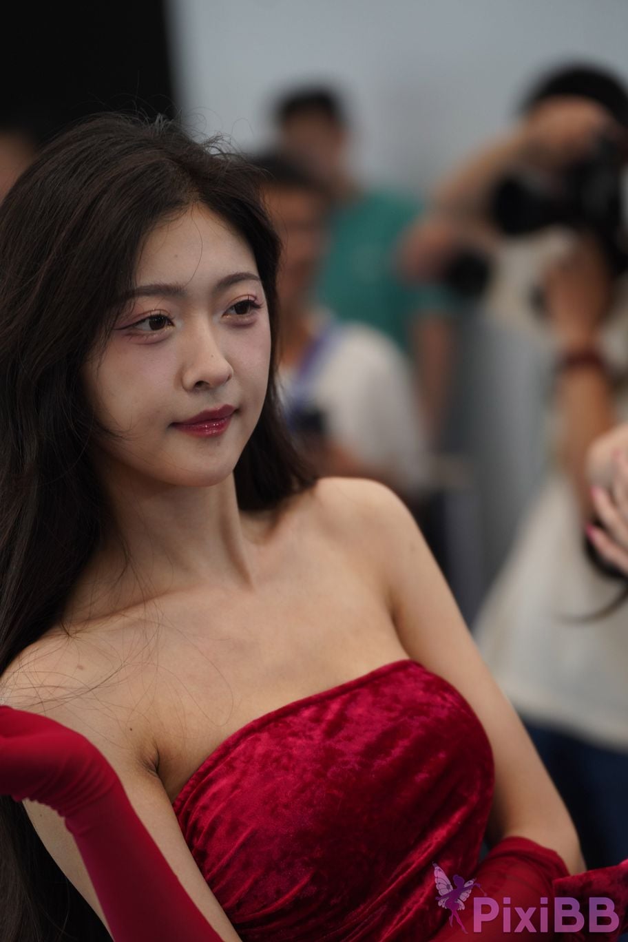 Featured Street Photography Works No.5957 Ren Mianmian in a bright red dress PixiBB.COM 211