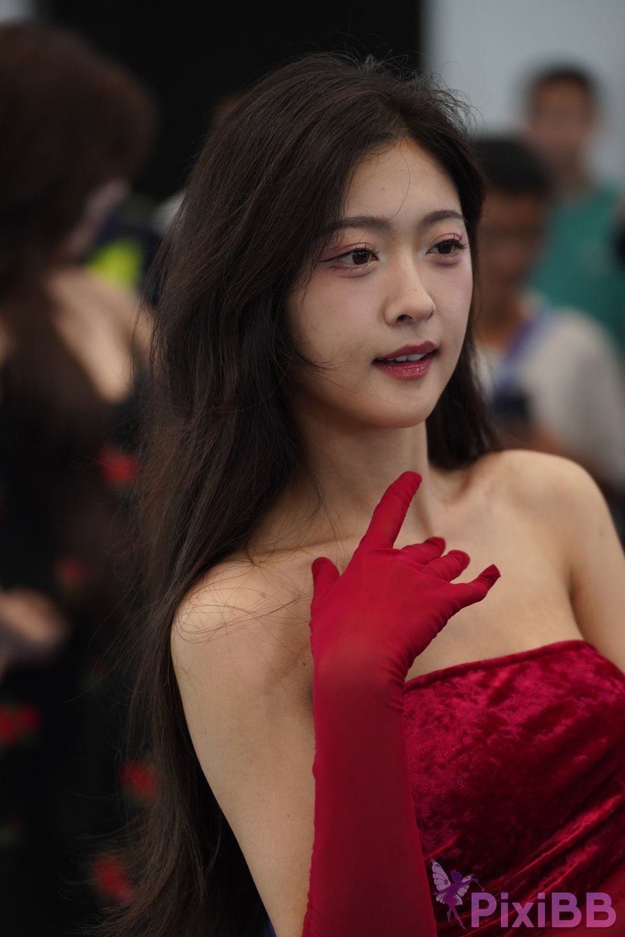Featured Street Photography Works No.5957 Ren Mianmian in a bright red dress PixiBB.COM 213