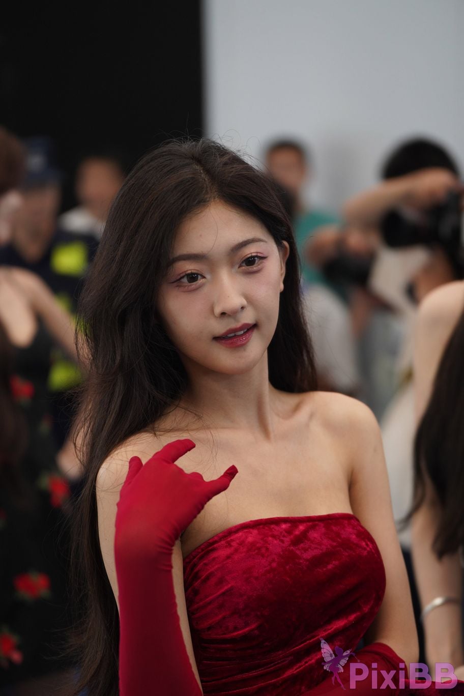 Featured Street Photography Works No.5957 Ren Mianmian in a bright red dress PixiBB.COM 214