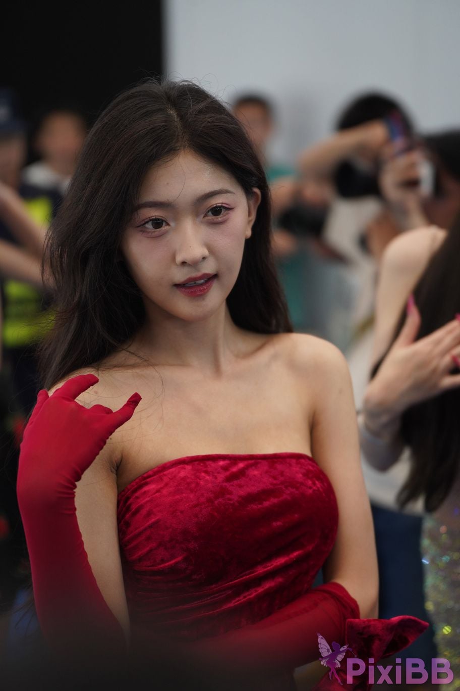 Featured Street Photography Works No.5957 Ren Mianmian in a bright red dress PixiBB.COM 215