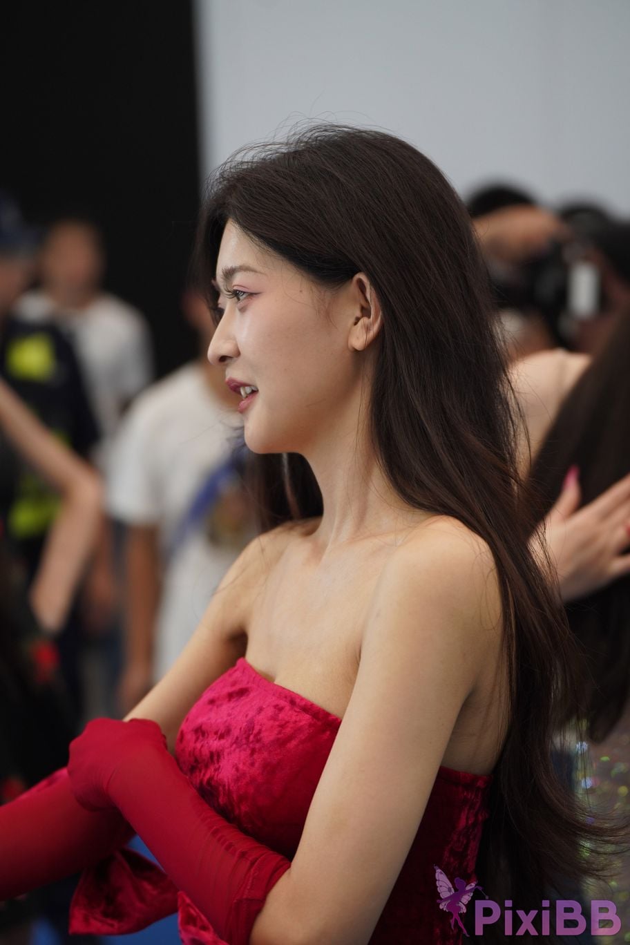 Featured Street Photography Works No.5957 Ren Mianmian in a bright red dress PixiBB.COM 217
