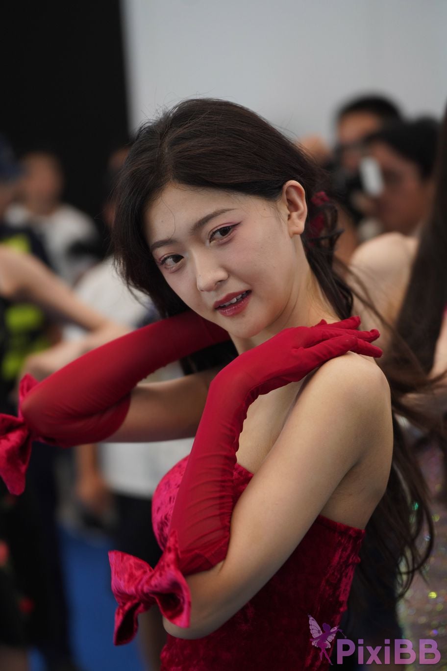 Featured Street Photography Works No.5957 Ren Mianmian in a bright red dress PixiBB.COM 219
