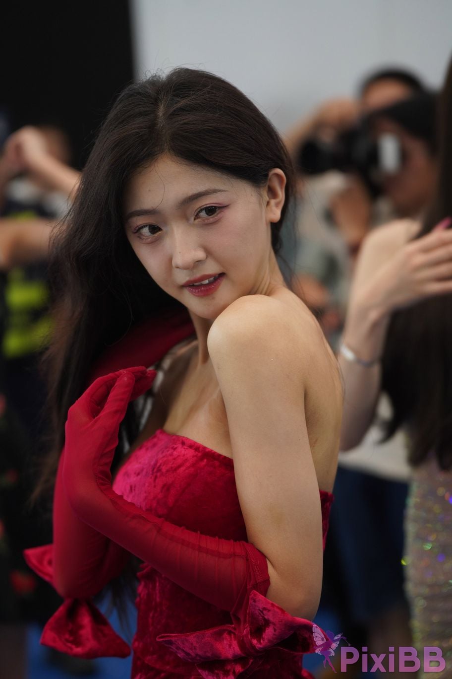 Featured Street Photography Works No.5957 Ren Mianmian in a bright red dress PixiBB.COM 220