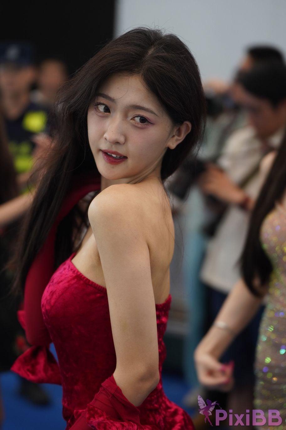 Featured Street Photography Works No.5957 Ren Mianmian in a bright red dress PixiBB.COM 221