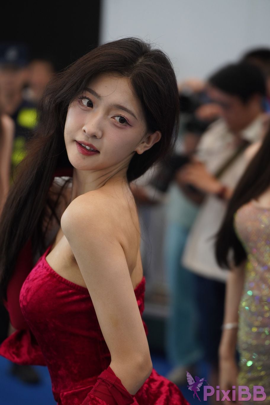 Featured Street Photography Works No.5957 Ren Mianmian in a bright red dress PixiBB.COM 222