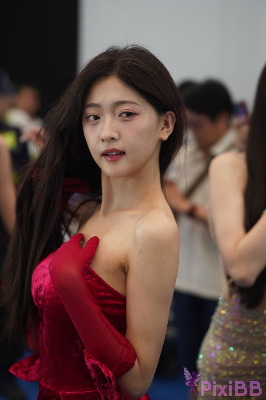 Featured Street Photography Works No.5957 Ren Mianmian in a bright red dress PixiBB.COM 223