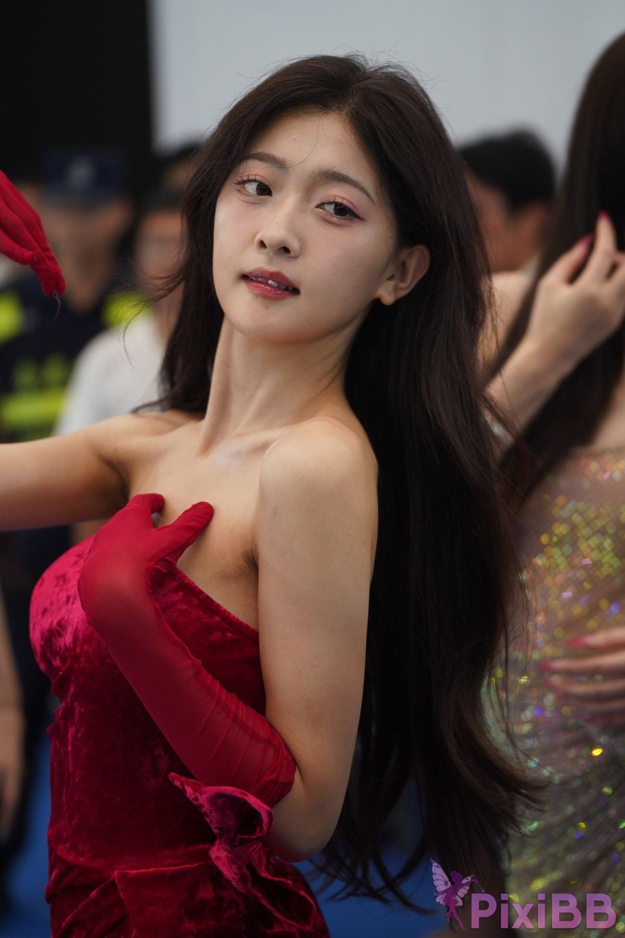 Featured Street Photography Works No.5957 Ren Mianmian in a bright red dress PixiBB.COM 226