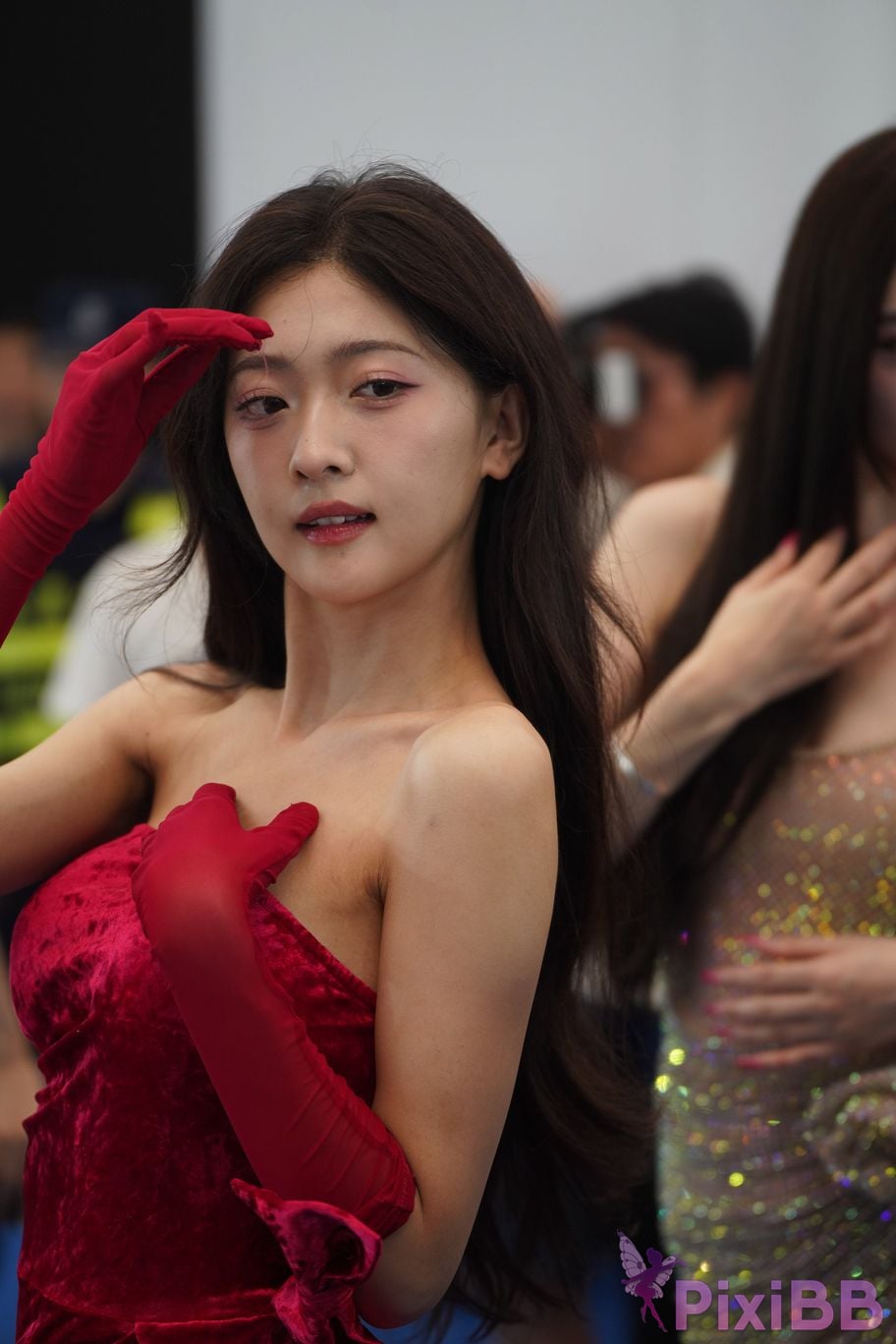 Featured Street Photography Works No.5957 Ren Mianmian in a bright red dress PixiBB.COM 227