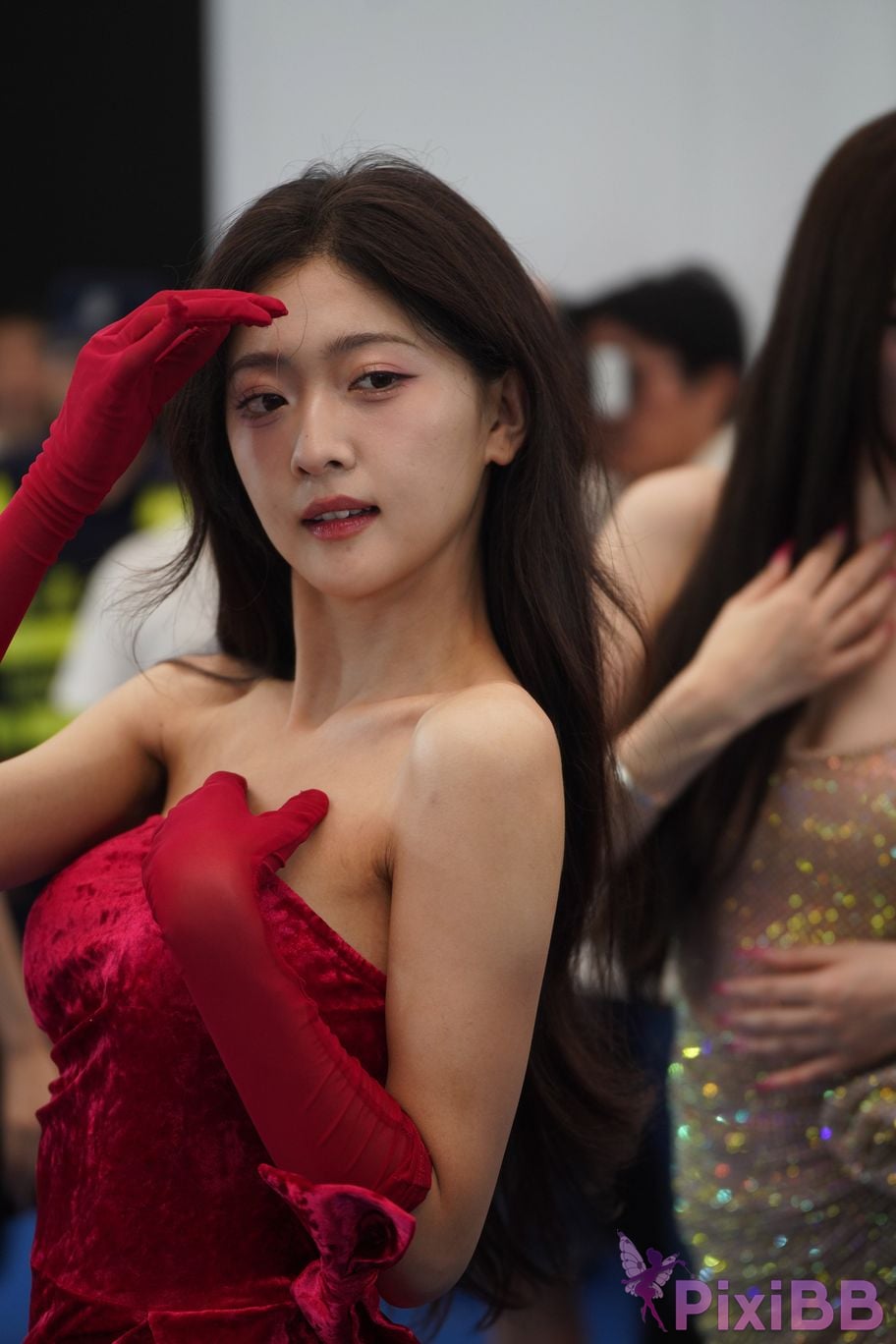 Featured Street Photography Works No.5957 Ren Mianmian in a bright red dress PixiBB.COM 228