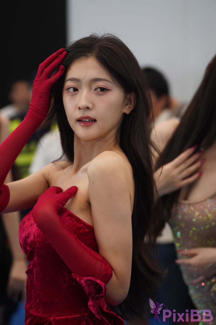 Featured Street Photography Works No.5957 Ren Mianmian in a bright red dress PixiBB.COM 230