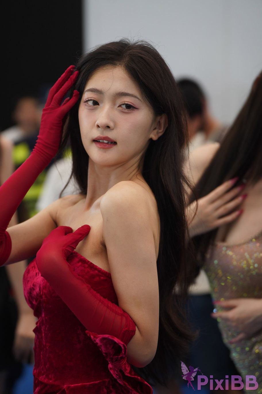 Featured Street Photography Works No.5957 Ren Mianmian in a bright red dress PixiBB.COM 231