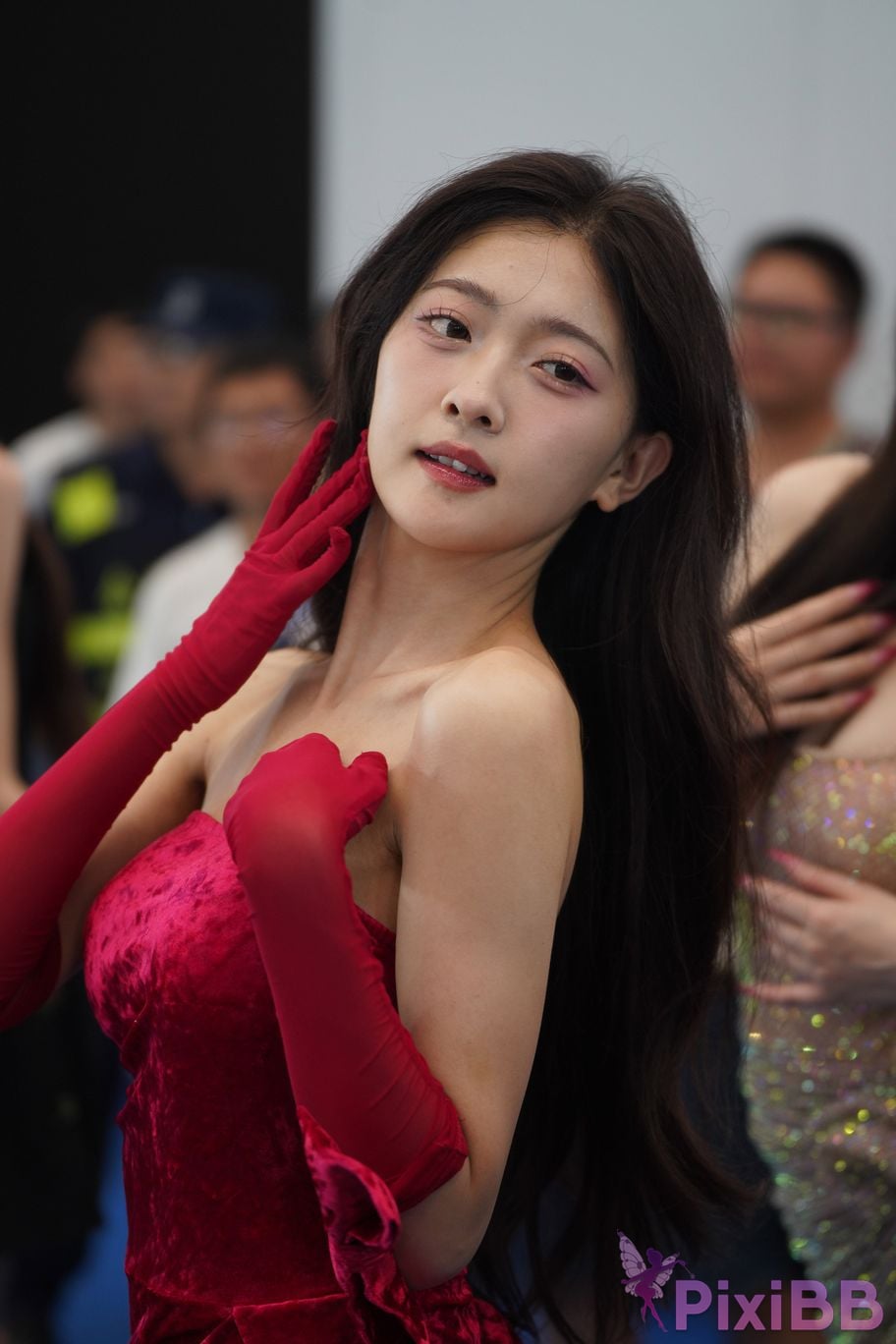 Featured Street Photography Works No.5957 Ren Mianmian in a bright red dress PixiBB.COM 233