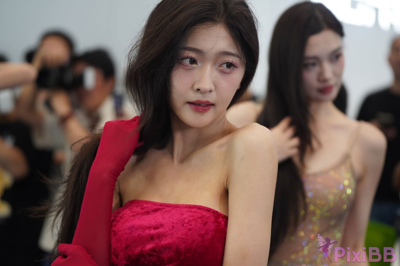 Featured Street Photography Works No.5957 Ren Mianmian in a bright red dress PixiBB.COM 234