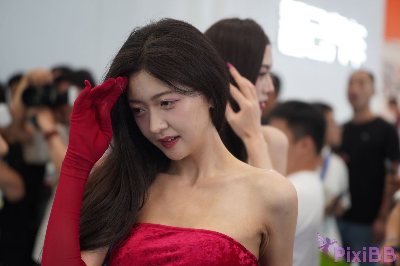 Featured Street Photography Works No.5957 Ren Mianmian in a bright red dress PixiBB.COM 235