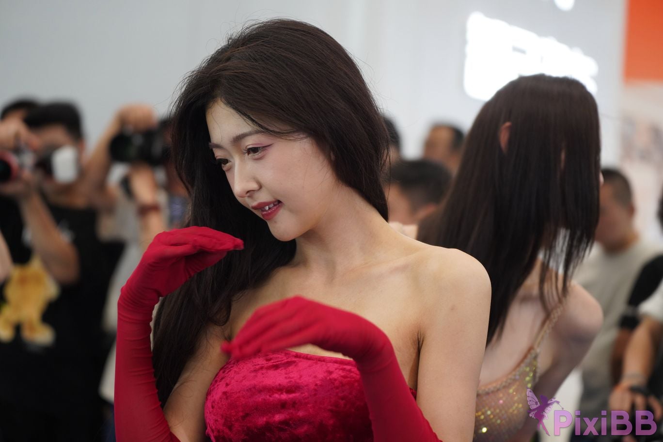 Featured Street Photography Works No.5957 Ren Mianmian in a bright red dress PixiBB.COM 236