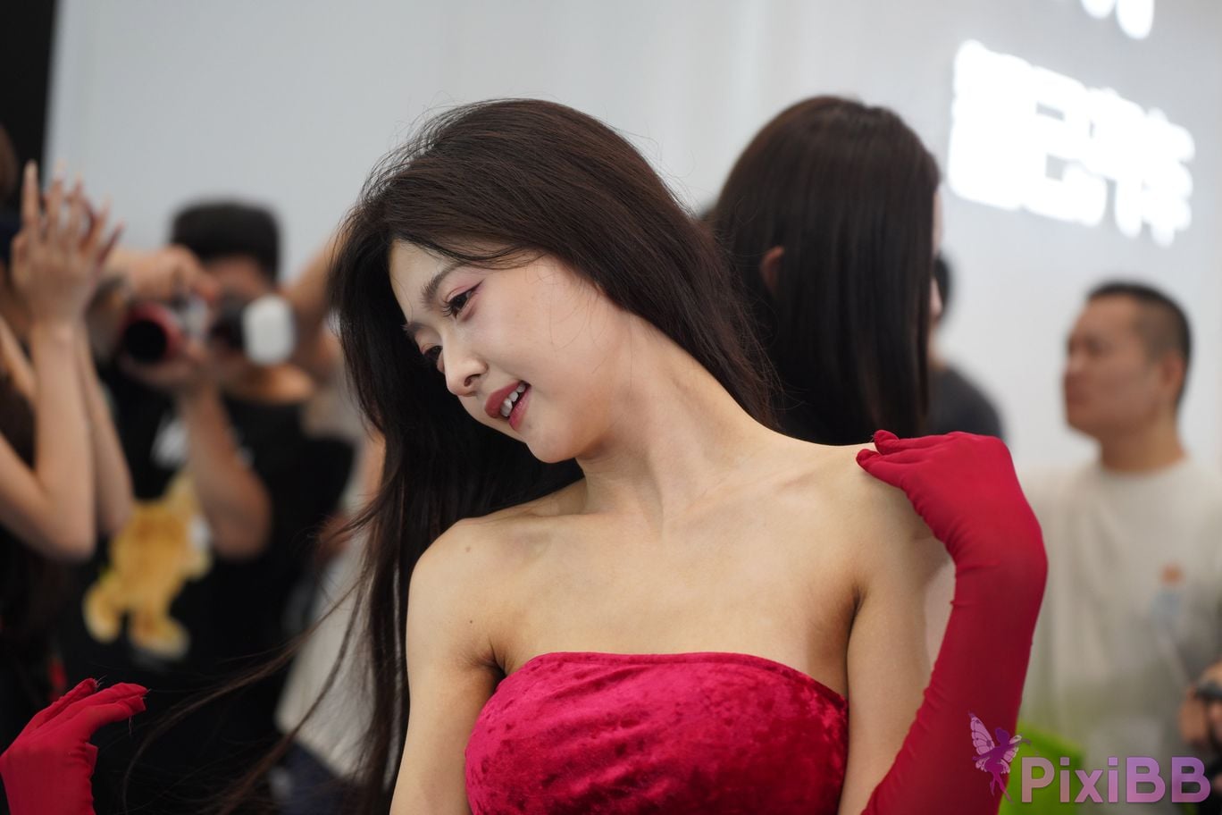 Featured Street Photography Works No.5957 Ren Mianmian in a bright red dress PixiBB.COM 237