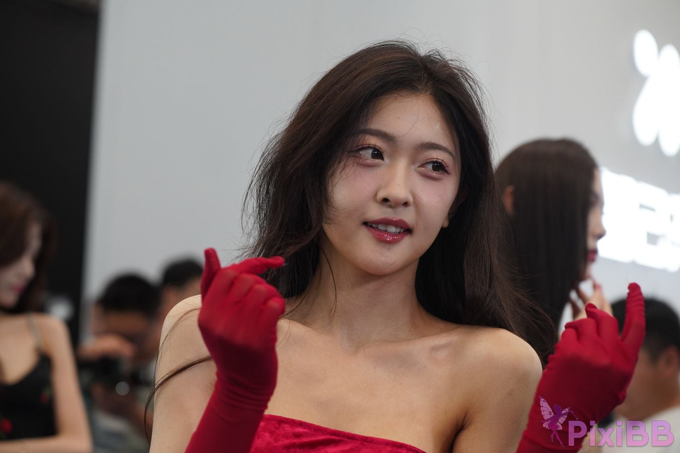 Featured Street Photography Works No.5957 Ren Mianmian in a bright red dress PixiBB.COM 239