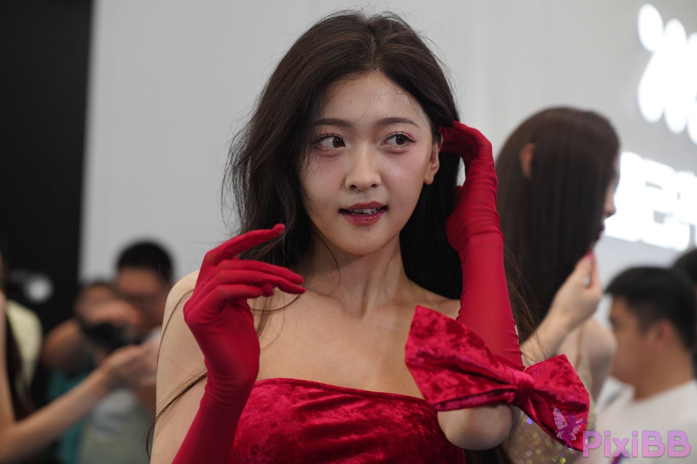 Featured Street Photography Works No.5957 Ren Mianmian in a bright red dress PixiBB.COM 240