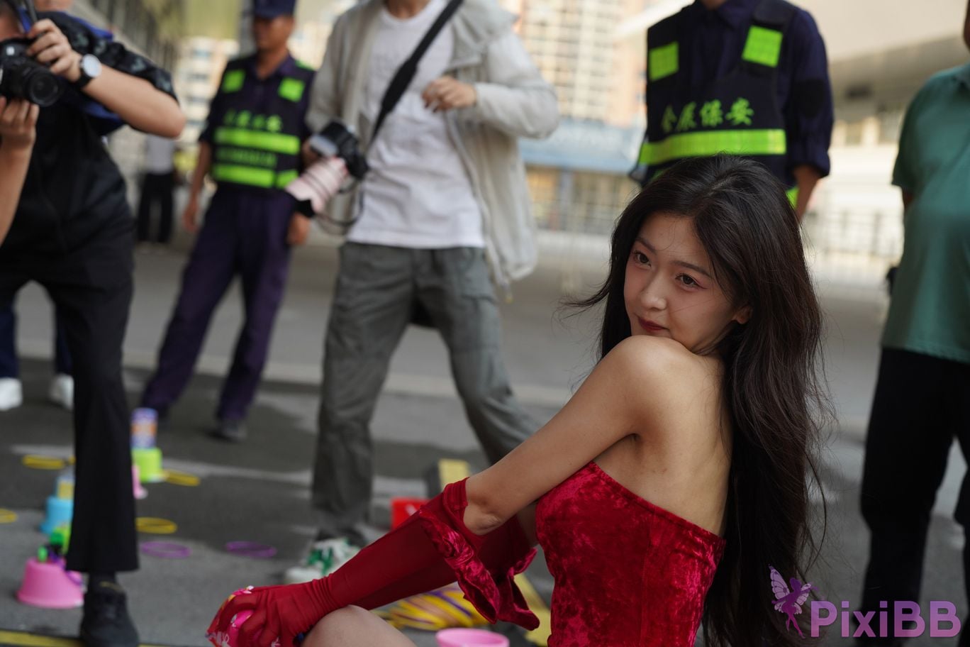 Featured Street Photography Works No.5957 Ren Mianmian in a bright red dress PixiBB.COM 259