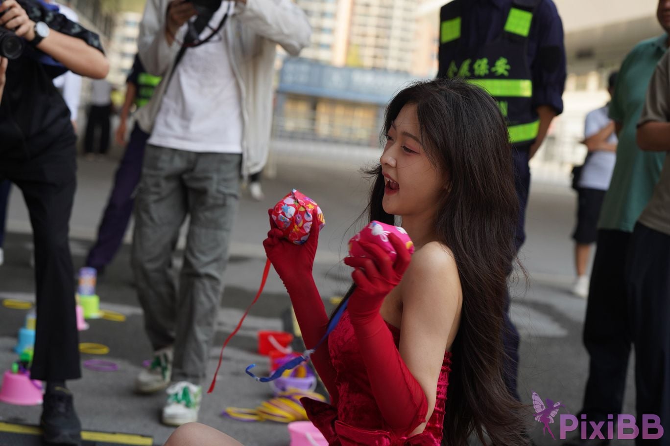 Featured Street Photography Works No.5957 Ren Mianmian in a bright red dress PixiBB.COM 260