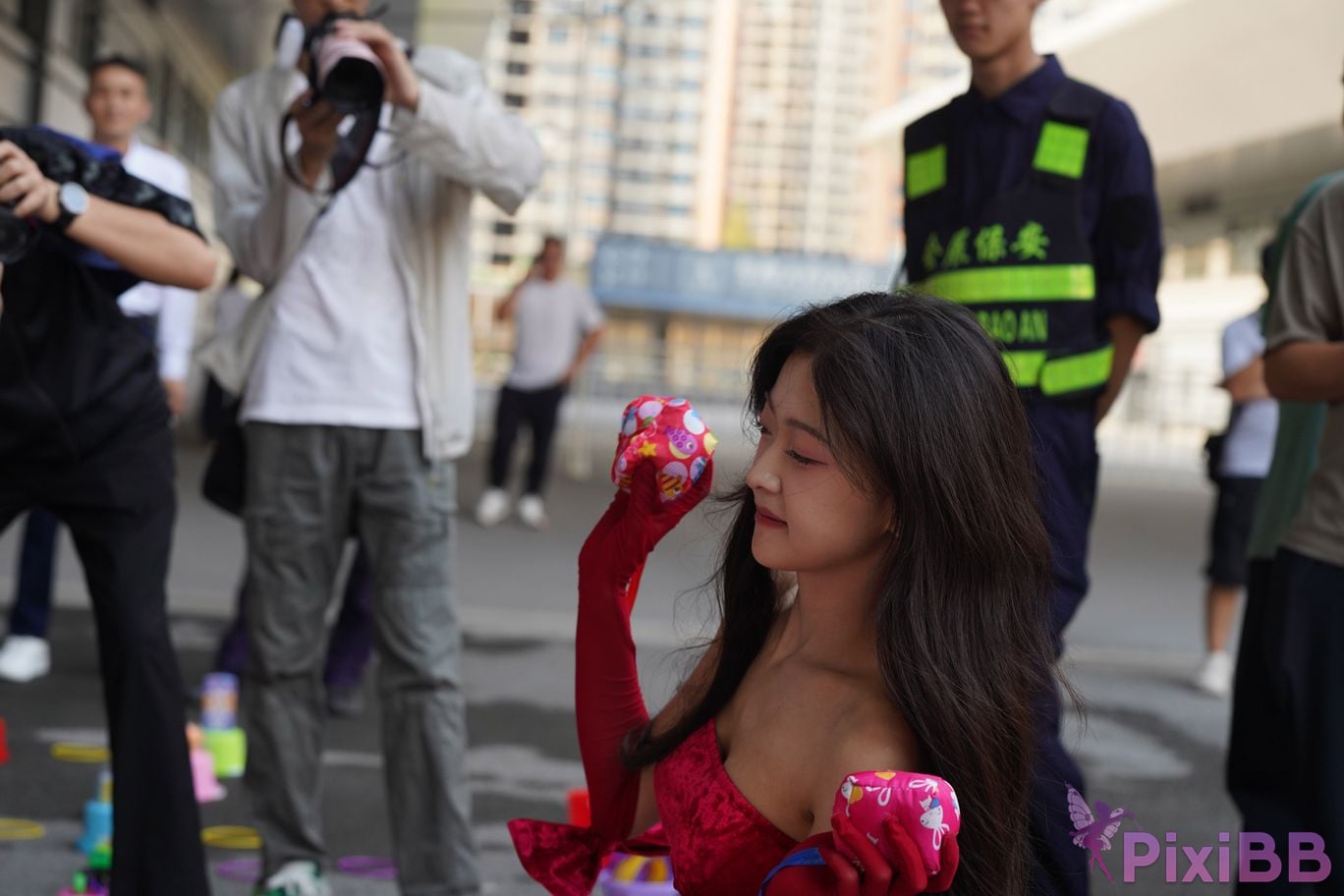 Featured Street Photography Works No.5957 Ren Mianmian in a bright red dress PixiBB.COM 261
