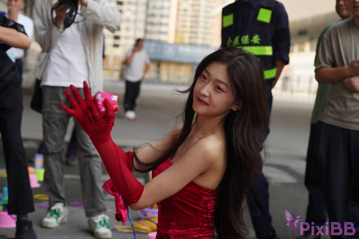 Featured Street Photography Works No.5957 Ren Mianmian in a bright red dress PixiBB.COM 263