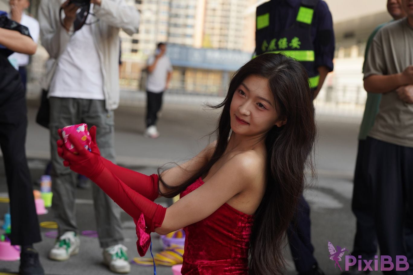 Featured Street Photography Works No.5957 Ren Mianmian in a bright red dress PixiBB.COM 264