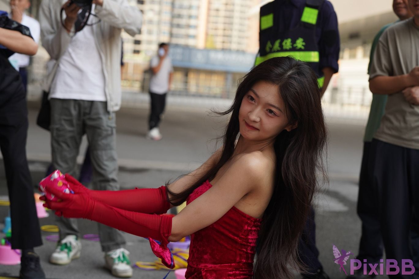 Featured Street Photography Works No.5957 Ren Mianmian in a bright red dress PixiBB.COM 265