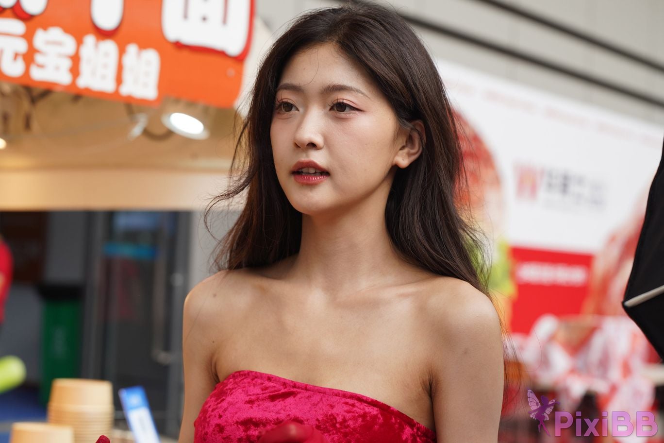 Featured Street Photography Works No.5957 Ren Mianmian in a bright red dress PixiBB.COM 290