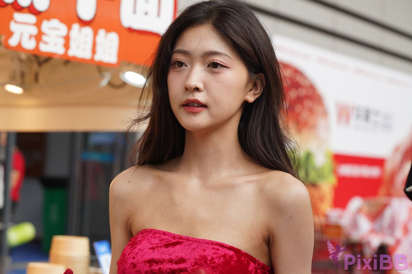 Featured Street Photography Works No.5957 Ren Mianmian in a bright red dress PixiBB.COM 291