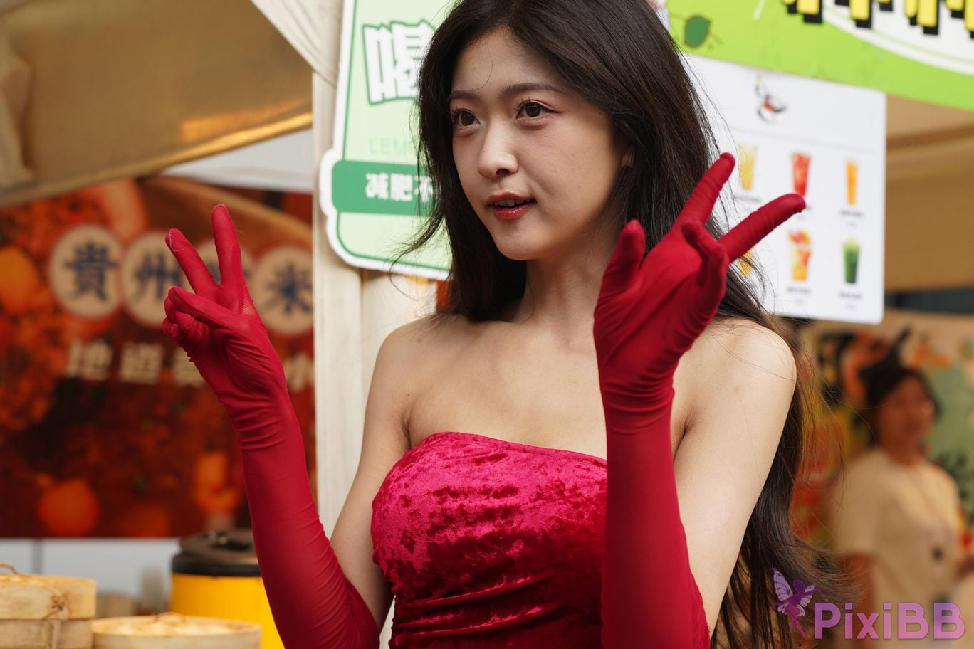 Featured Street Photography Works No.5957 Ren Mianmian in a bright red dress PixiBB.COM 306