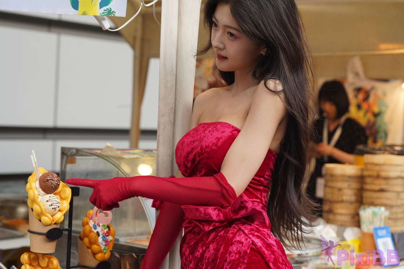 Featured Street Photography Works No.5957 Ren Mianmian in a bright red dress PixiBB.COM 307