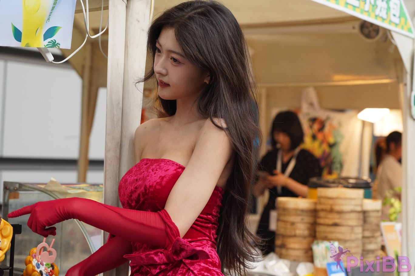 Featured Street Photography Works No.5957 Ren Mianmian in a bright red dress PixiBB.COM 309