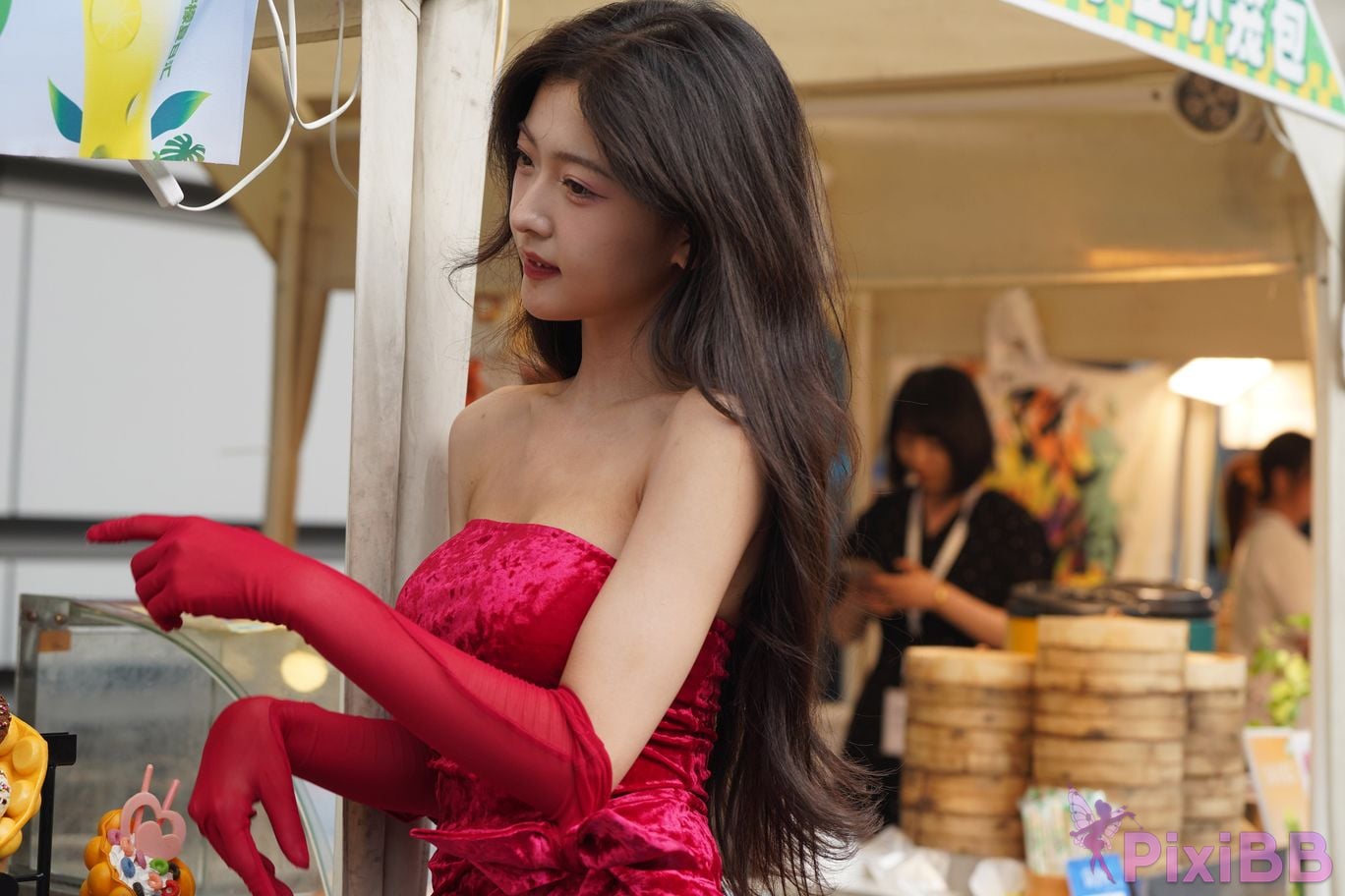 Featured Street Photography Works No.5957 Ren Mianmian in a bright red dress PixiBB.COM 310