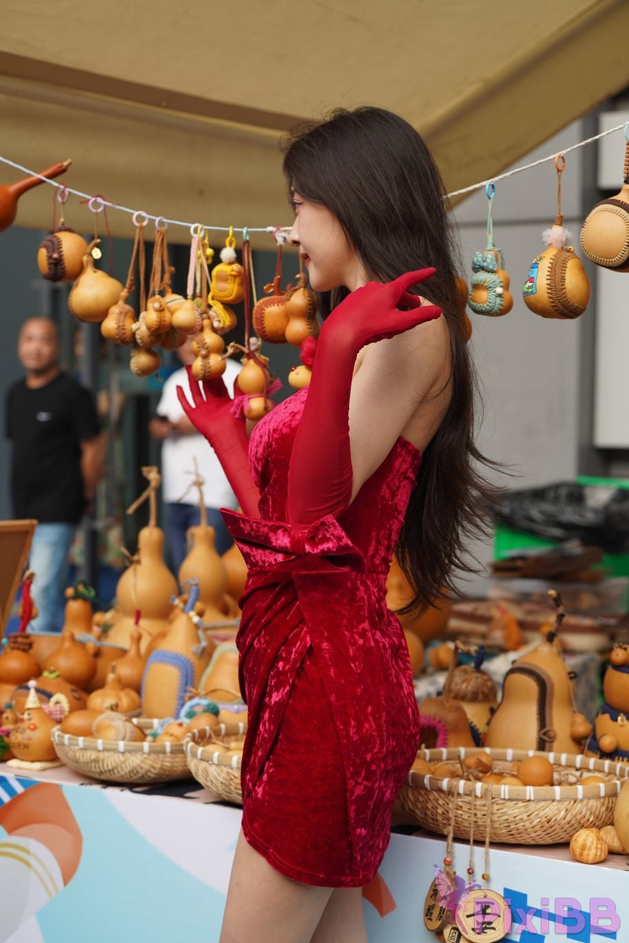 Featured Street Photography Works No.5957 Ren Mianmian in a bright red dress PixiBB.COM 314